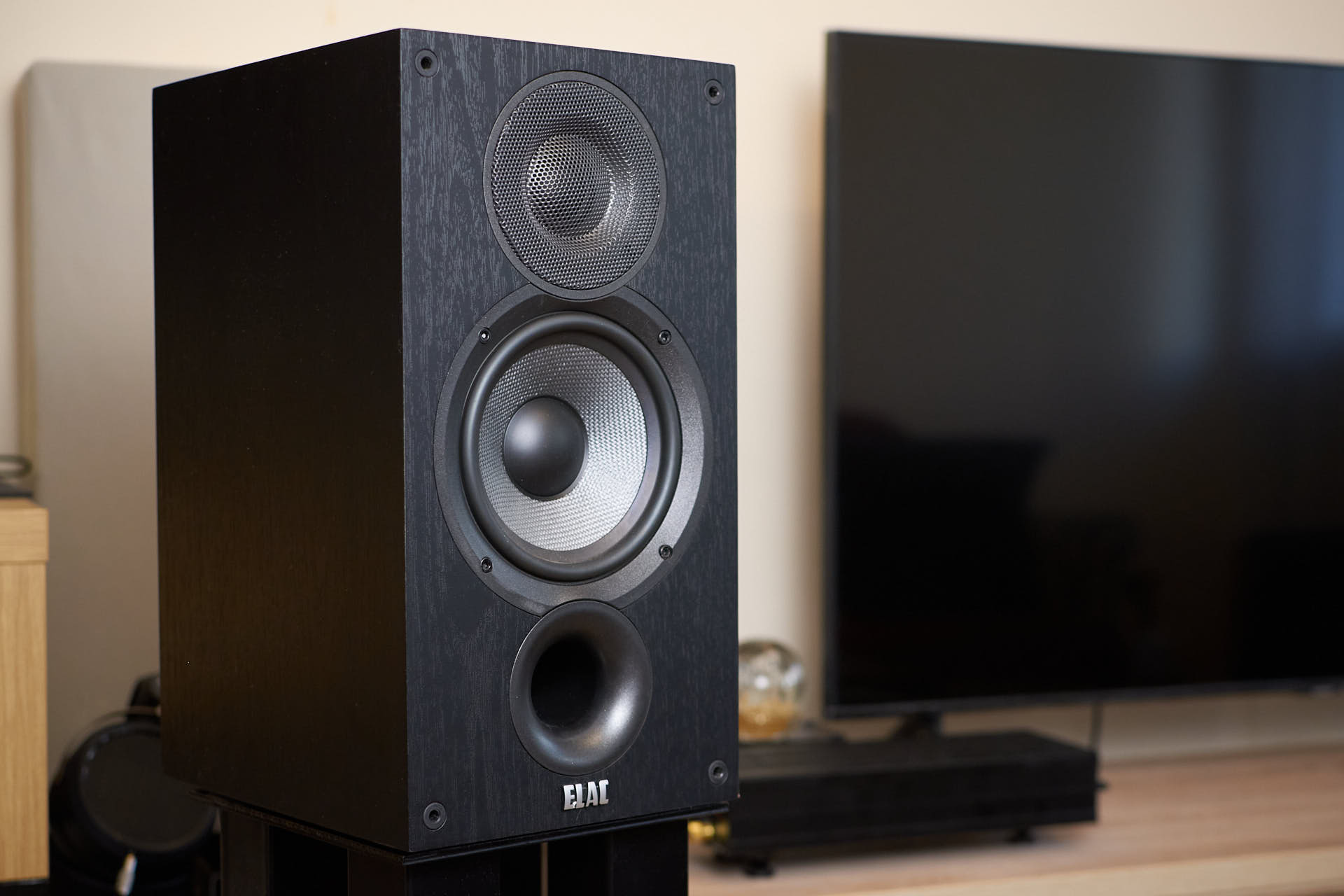 ELAC Debut 2.0 B5.2 Review - Talented Standmounters - iiWi reviews